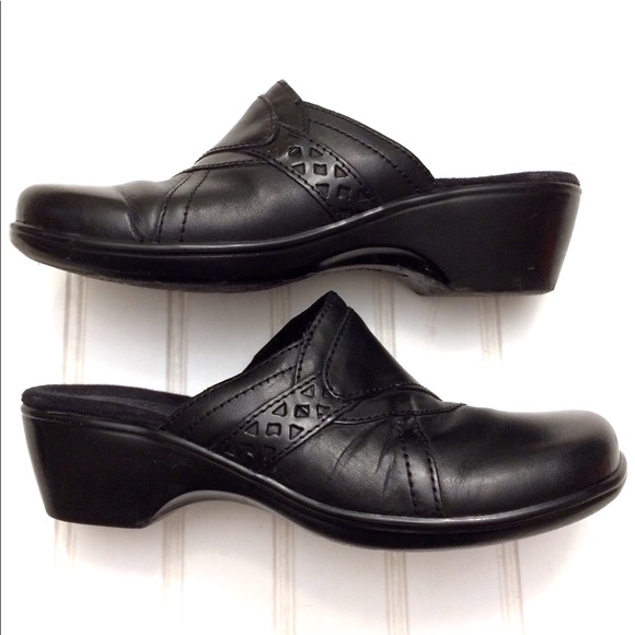 clarks black leather clogs